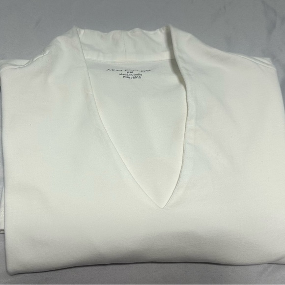 Appleseed's White V-Neck Top - Picture 5 of 5